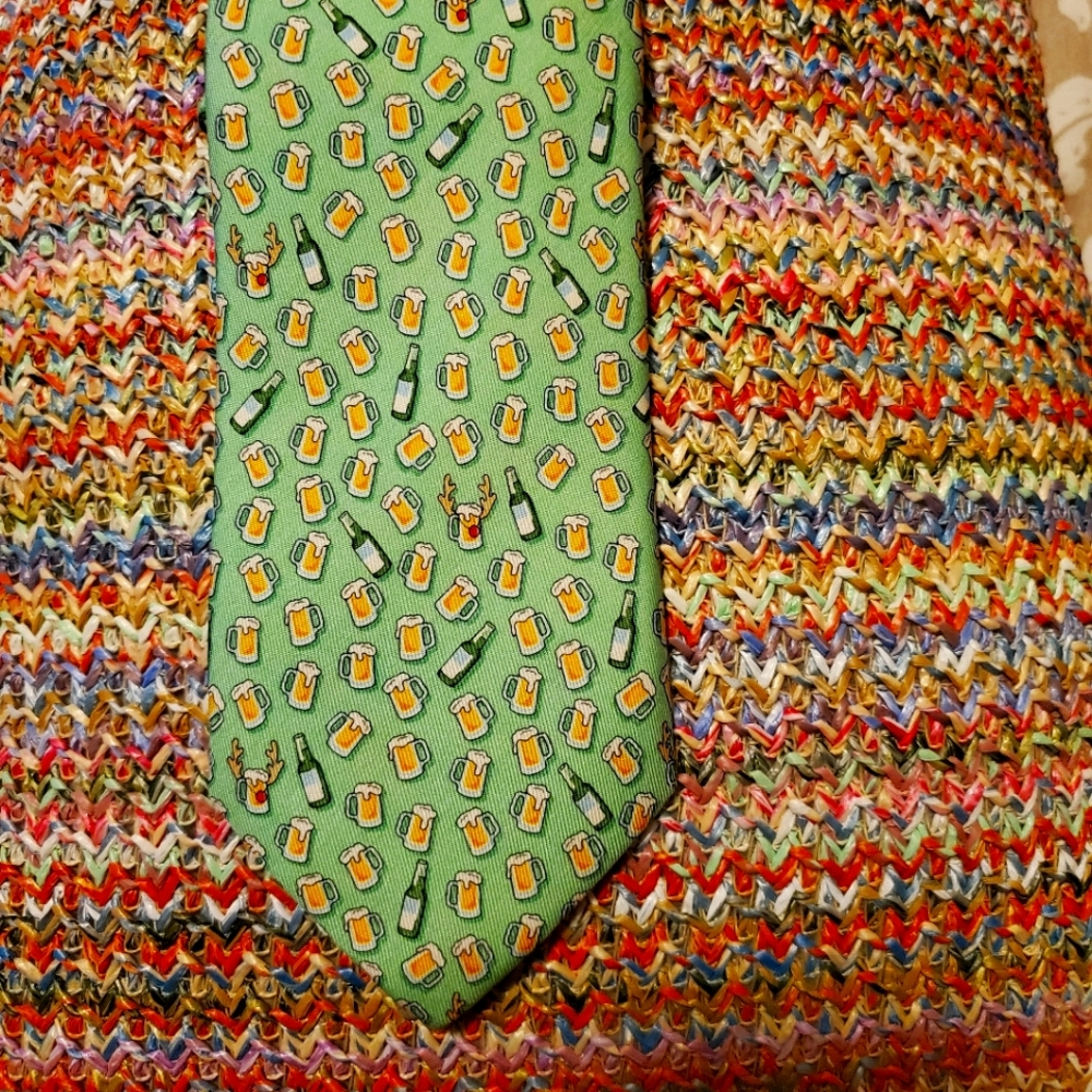 Fun Vineyard Vines (subtle) holiday tie. NWOT